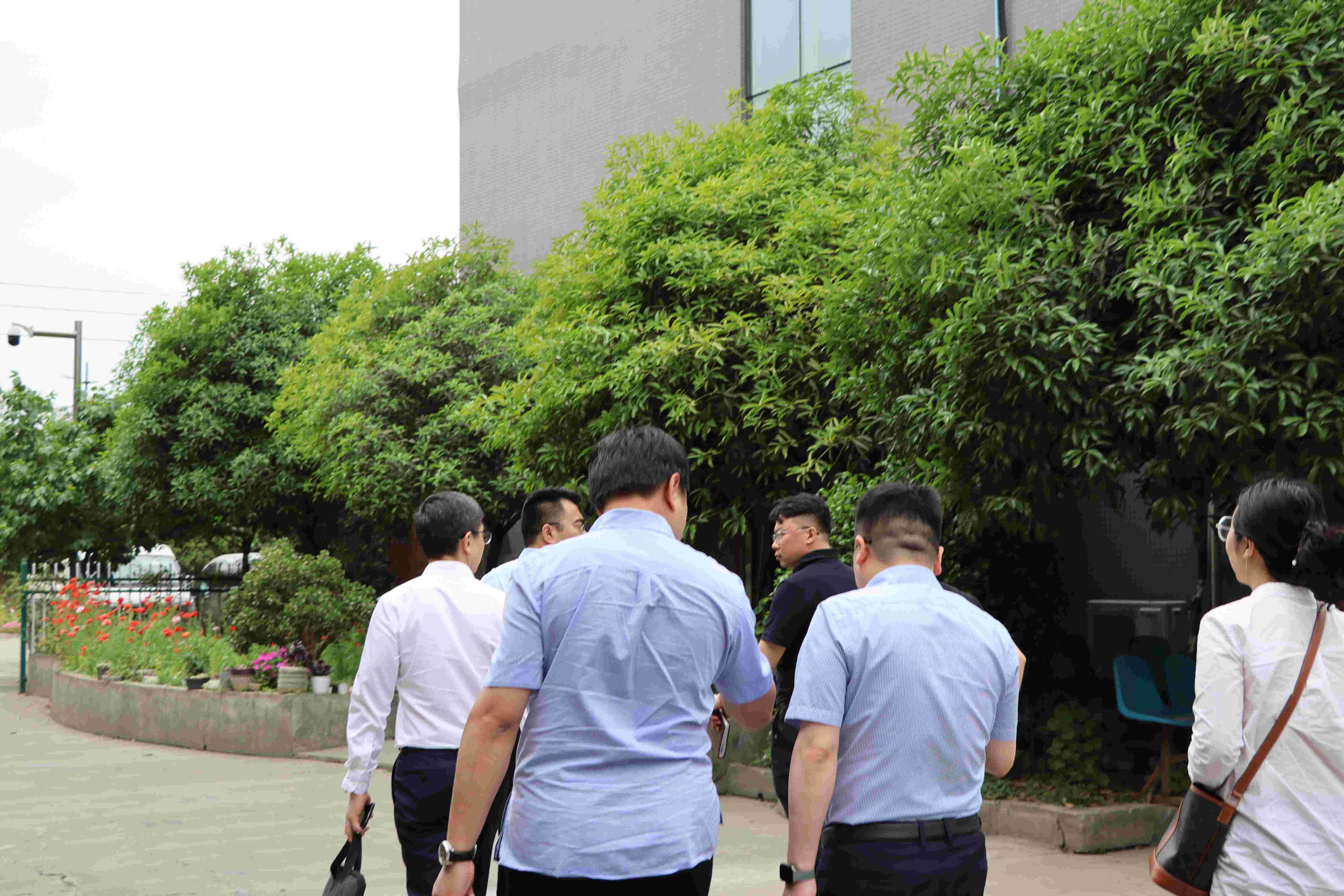 重慶市大渡口區(qū)招商投資局局長(zhǎng)李文超一行蒞臨四川智龍激光考察交流