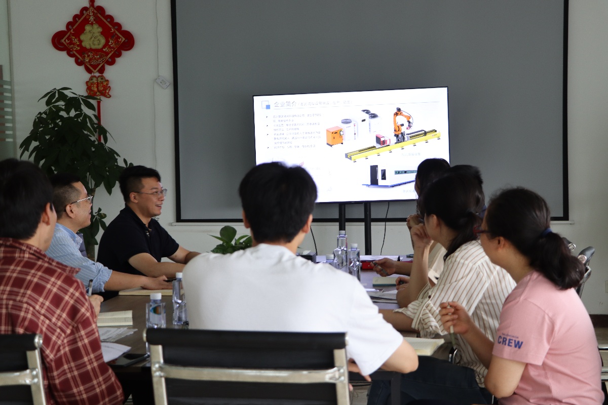 新都區(qū)新經(jīng)濟(jì)和科技局局長(zhǎng)王新培一行蒞臨智龍激光考察指導(dǎo)